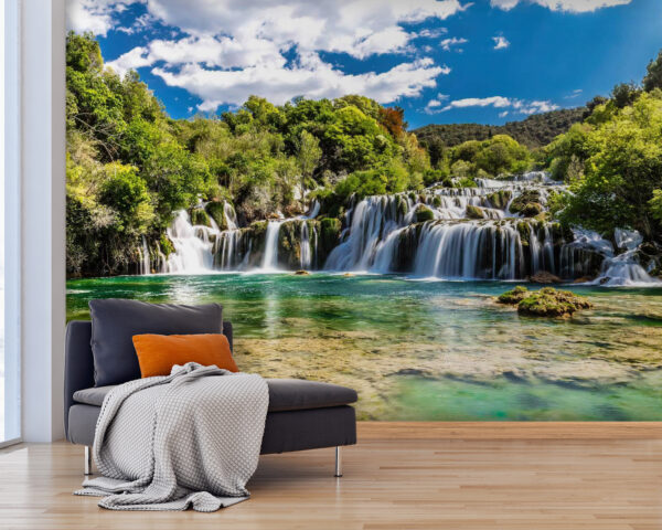 Εθνικό πάρκο Krka περιτριγυρισμένο από δέντρα και γαλάζιο ουρανό Εθνικό πάρκο Krka περιτριγυρισμένο από δέντρα και γαλάζιο ουρανό