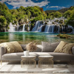 Ταπετσαρίες Εθνικό πάρκο Krka περιτριγυρισμένο από δέντρα και γαλάζιο ουρανό