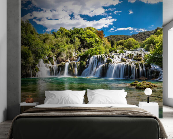 Εθνικό πάρκο Krka περιτριγυρισμένο από δέντρα και γαλάζιο ουρανό Εθνικό πάρκο Krka περιτριγυρισμένο από δέντρα και γαλάζιο ουρανό