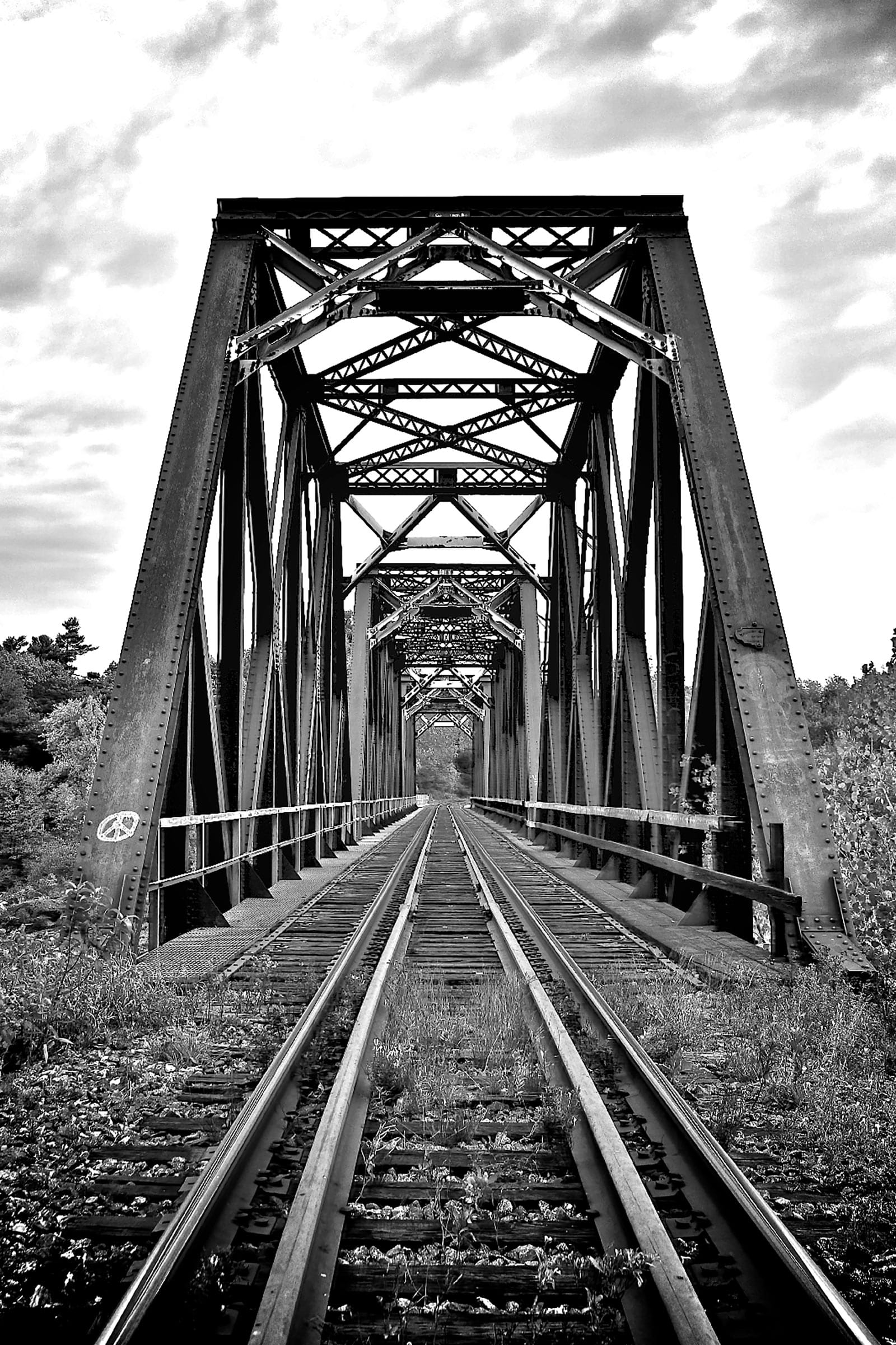 u54737p - Οι γραμμές του τρένου περνούν μέσα από μια γέφυρα - tegory