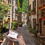 Ταπετσαρίες Στενός δρόμος με λουλούδια και φυτά στο πλάι