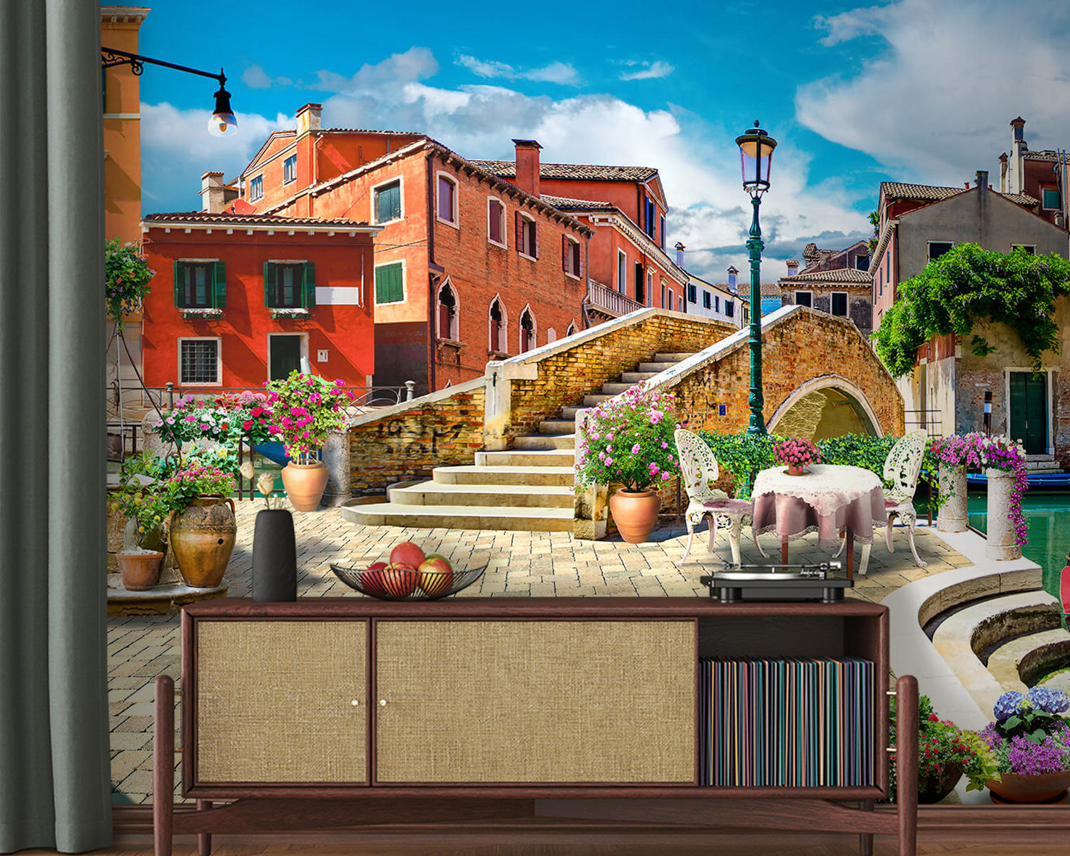 u18551pig20m - Αίθριο με τραπέζι και καρέκλες και σιντριβάνι μπροστά από ένα κτίριο - tegory