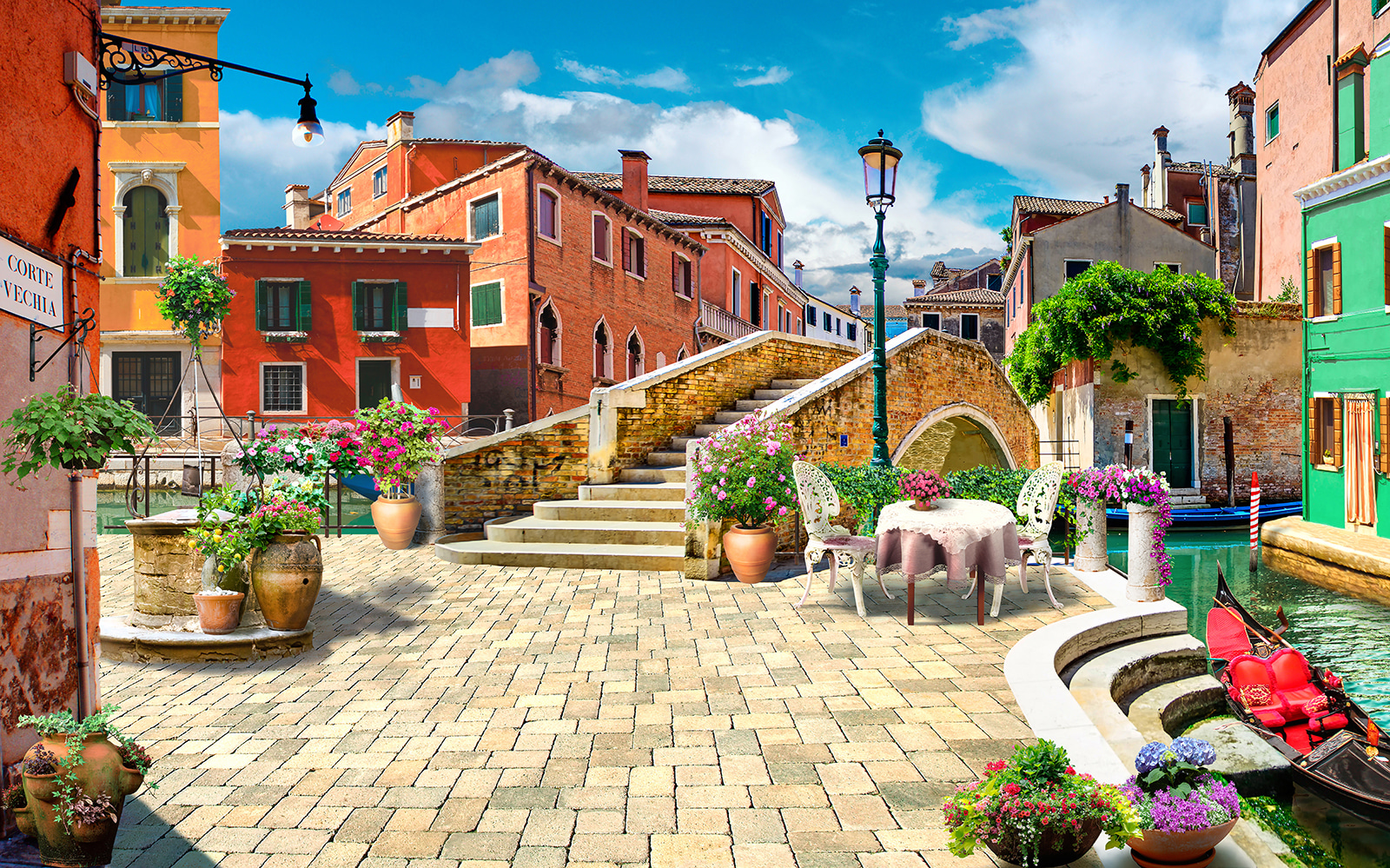 u18551p - Αίθριο με τραπέζι και καρέκλες και σιντριβάνι μπροστά από ένα κτίριο - tegory