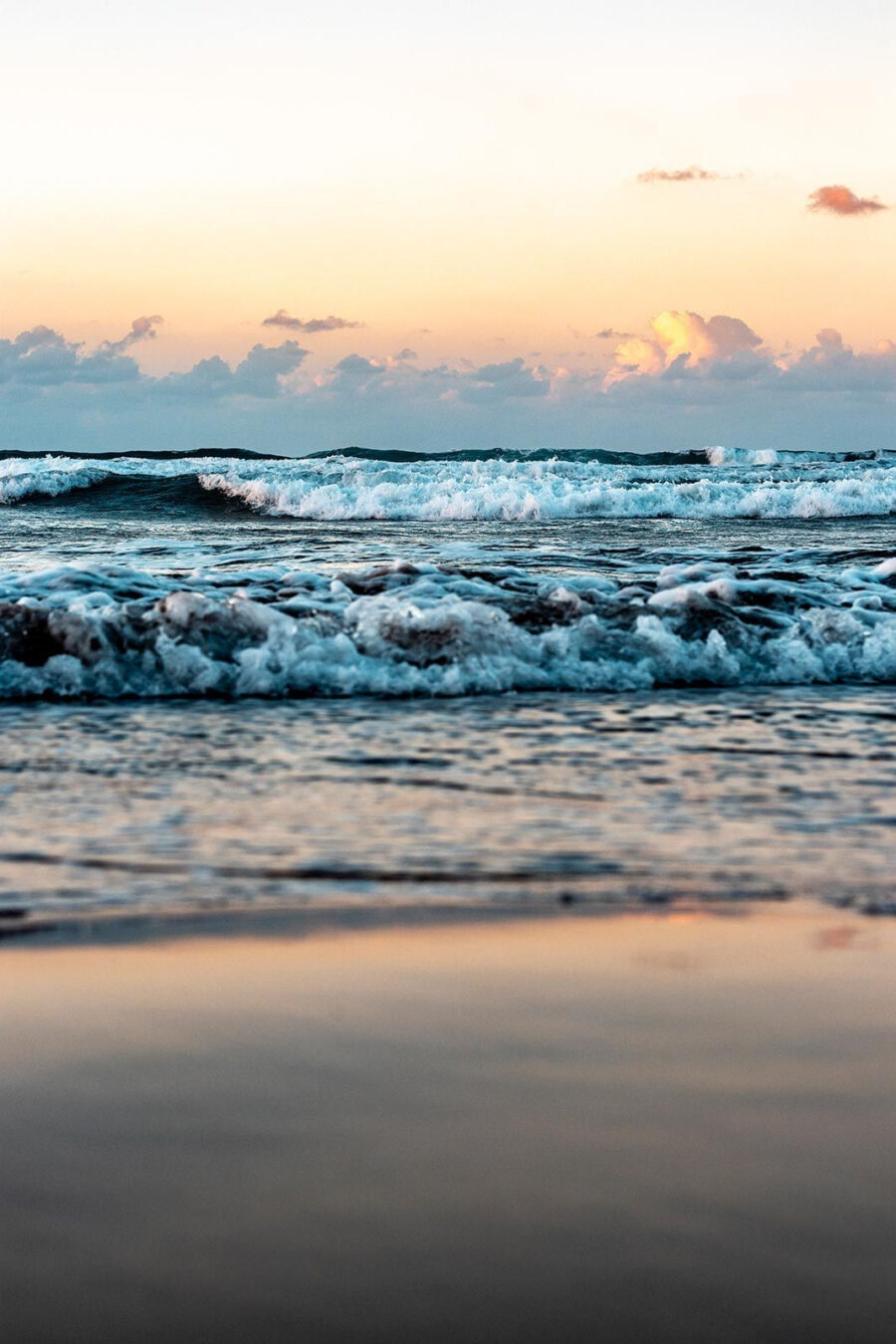 Κύματα στην παραλία με τα κύματα να σκάνε