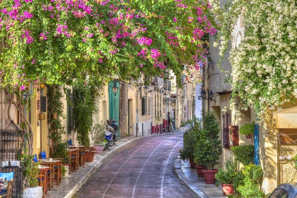 Δρόμος με τραπέζια και καρέκλες και δέντρα Δρόμος με τραπέζια και καρέκλες και δέντρα