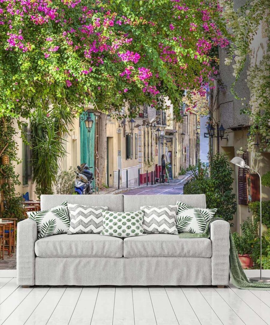 Δρόμος με τραπέζια και καρέκλες και δέντρα