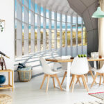 Ταπετσαρίες Μεγάλο δωμάτιο με παράθυρα και θέα στην παραλία