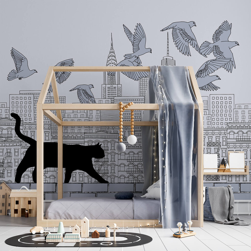 Γάτα που περπατά σε έναν τοίχο με πουλιά που πετούν στον ουρανό