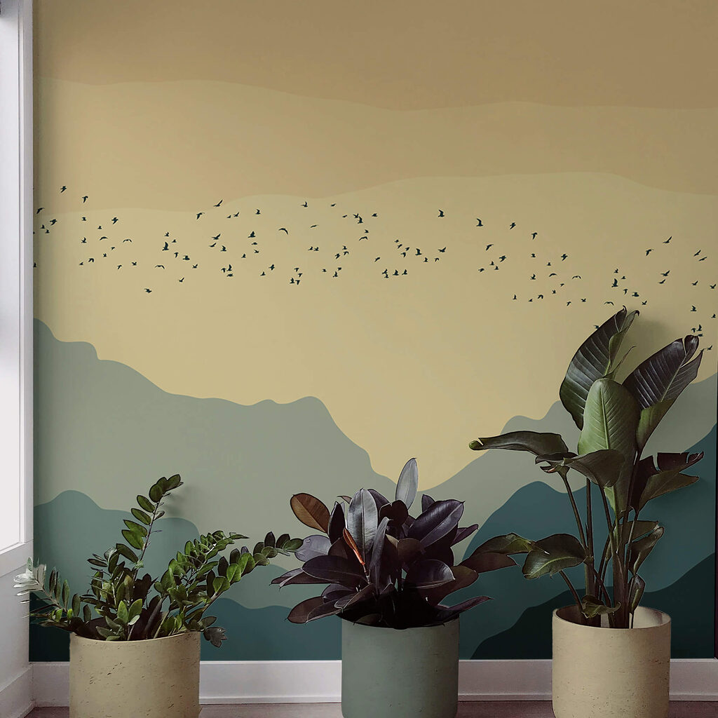 Ομάδα πουλιών που πετούν πάνω από βουνά