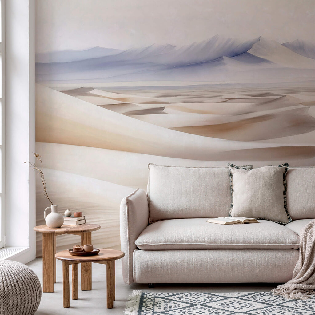 Ερημικό τοπίο με βουνά στο βάθος