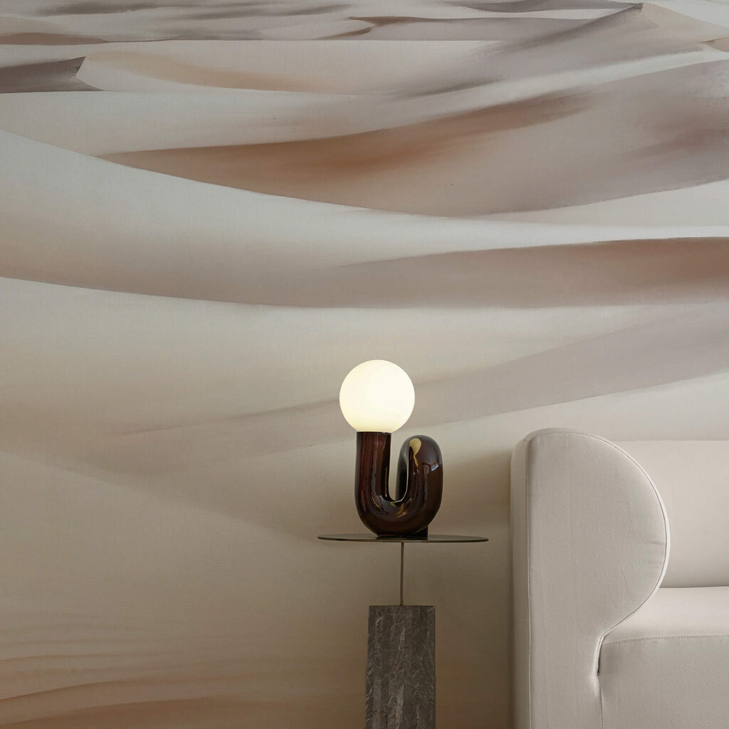 Ερημικό τοπίο με βουνά στο βάθος