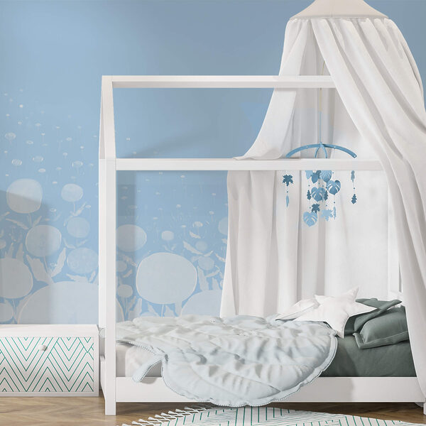 Λευκά λουλούδια με φύλλα και μπλε φόντο