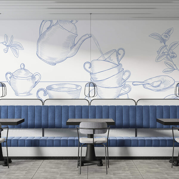 Τσαγιέρα που χύνει σε μια στοίβα από φλιτζάνια τσαγιού