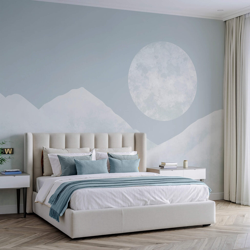 Το φεγγάρι πάνω από ένα χιονισμένο βουνό