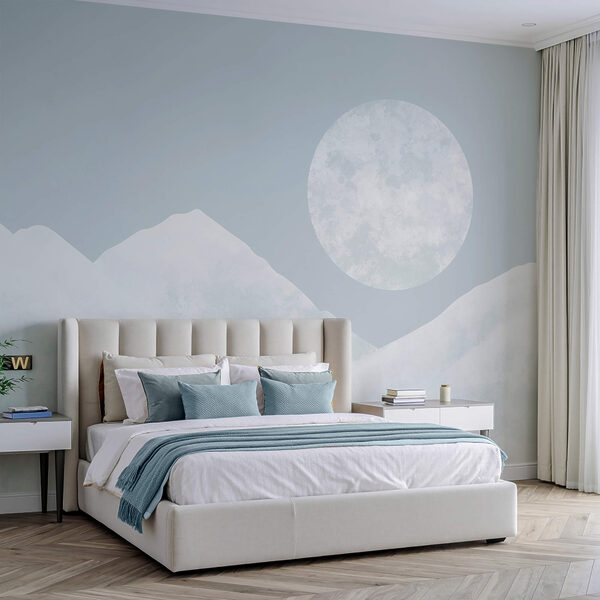 Το φεγγάρι πάνω από ένα χιονισμένο βουνό