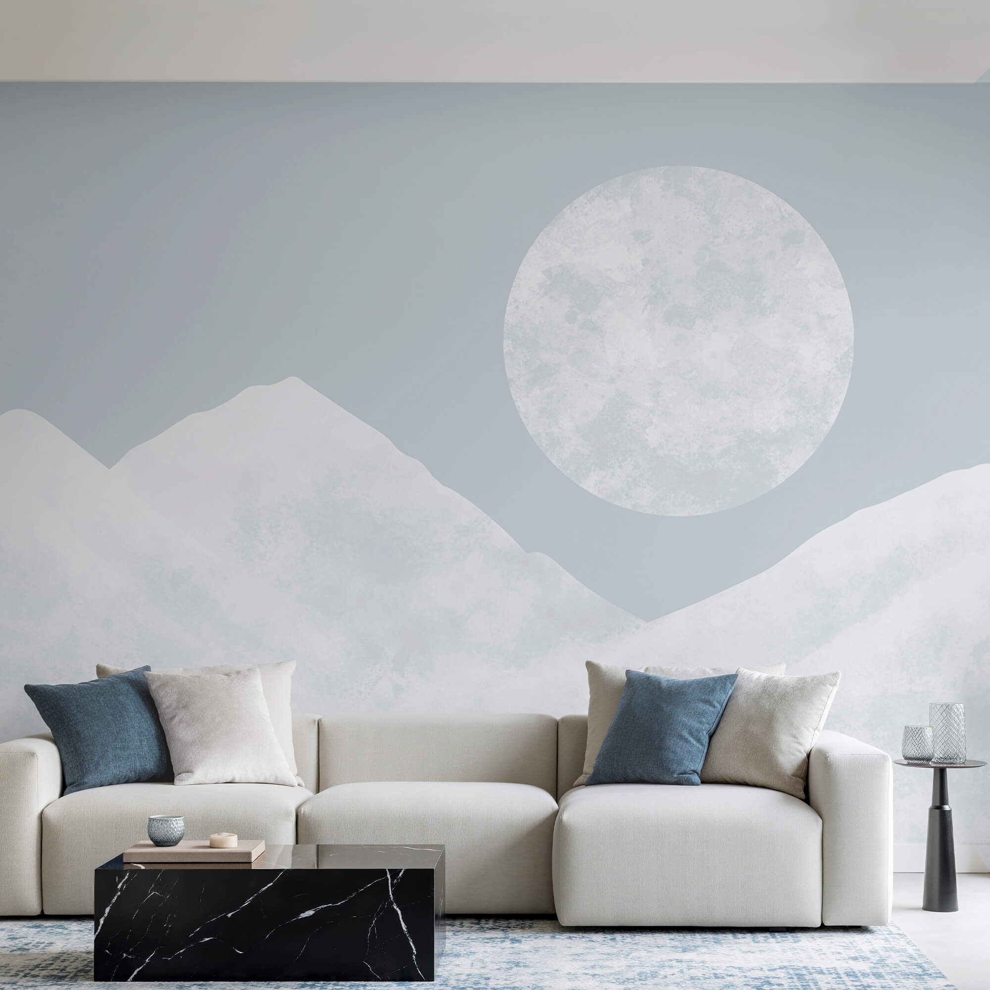 Το φεγγάρι πάνω από ένα χιονισμένο βουνό