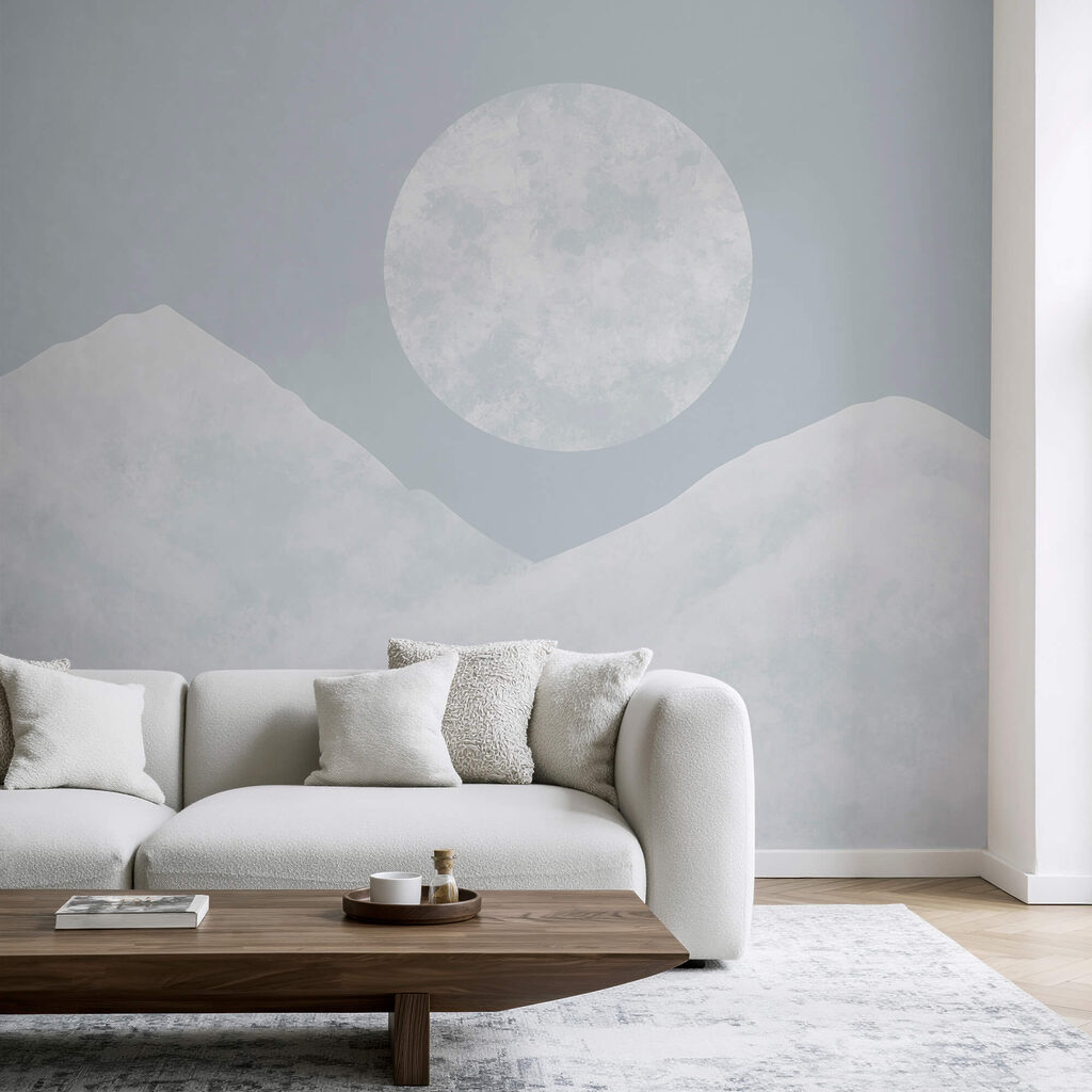 Το φεγγάρι πάνω από ένα χιονισμένο βουνό